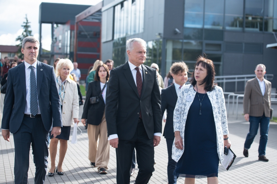 Prezidentas Rugsėjo 1-ąją šventė su Vilniaus Balsių progimnazijos ...